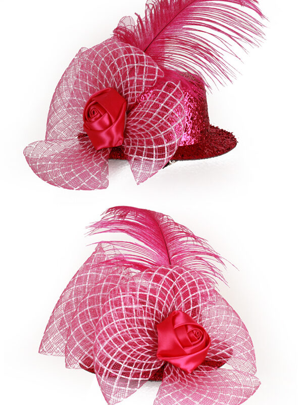 Mini hoedje roze glitter met bloem, veren en wit streepjes gaas